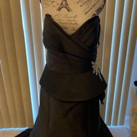 STUNNING BLACK SATIN STRAPLESS EMBELLISHED FORMAL GOWN SIZE 20 - Picture 5 of 10